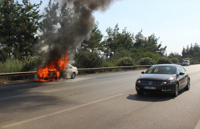 Adana'da seyir halindeki otomobil yandı