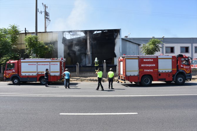 Manisa'da fabrikada yangın