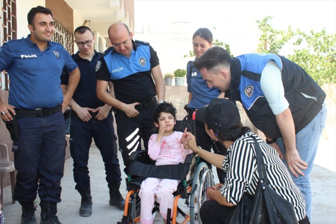Polisten engelli çocuklara tekerlekli sandalye
