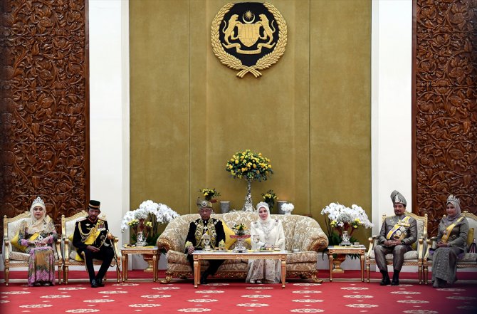 Malezya Kralı Sultan Abdullah törenle tacını giydi