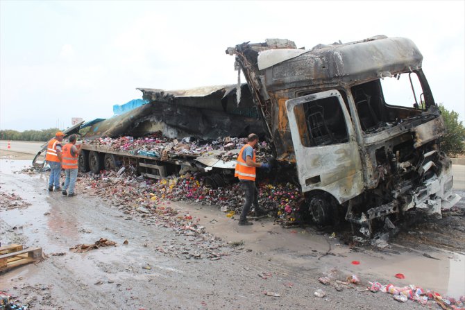 Adana'da çarpışan tır ve kamyon yandı