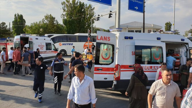 Ağrı'da ambulansla taksi çarpıştı: 7 yaralı