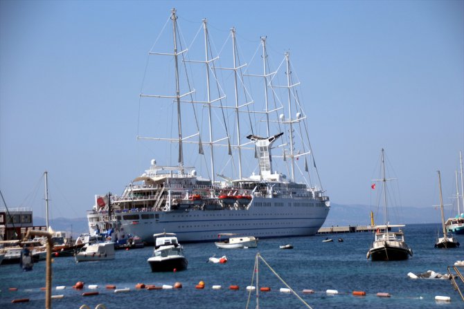 Yelkenli yolcu gemisi "Club Med 2" Bodrum'da