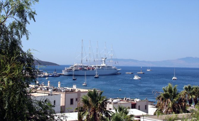 Yelkenli yolcu gemisi "Club Med 2" Bodrum'da