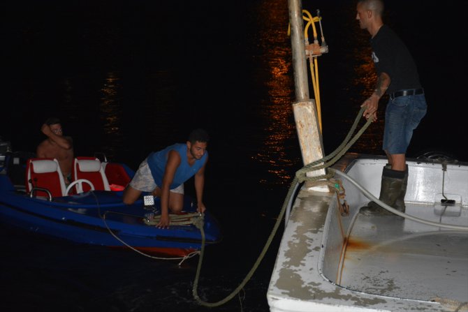 Denizde tekne ile mahsur kalan gençlere balıkçılardan yardım