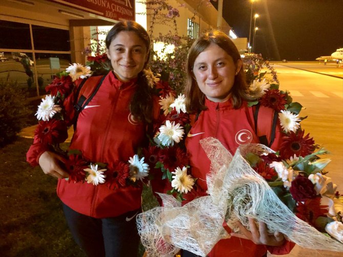 Milli sporcular memleketlerinde çiçeklerle karşılandı