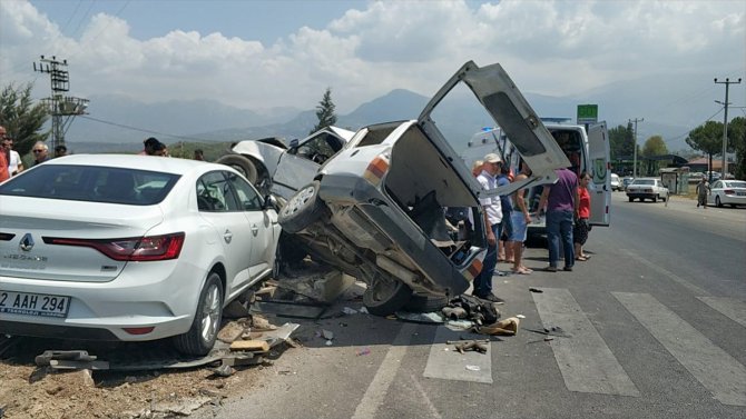 Muğla'da iki otomobil çarpıştı: 6 yaralı