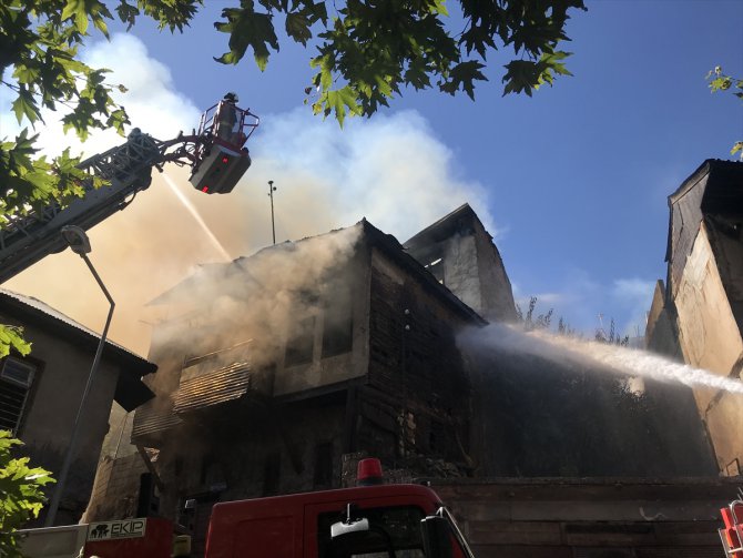Kahramanmaraş'ta 3 katlı ahşap ev yandı
