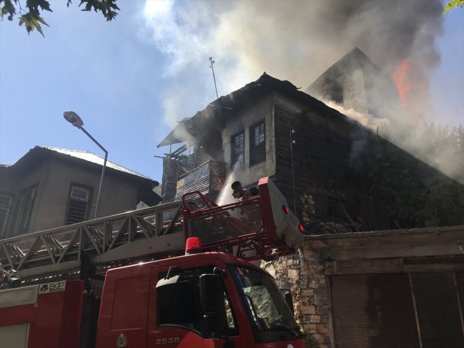 Kahramanmaraş'ta 3 katlı ahşap ev yandı