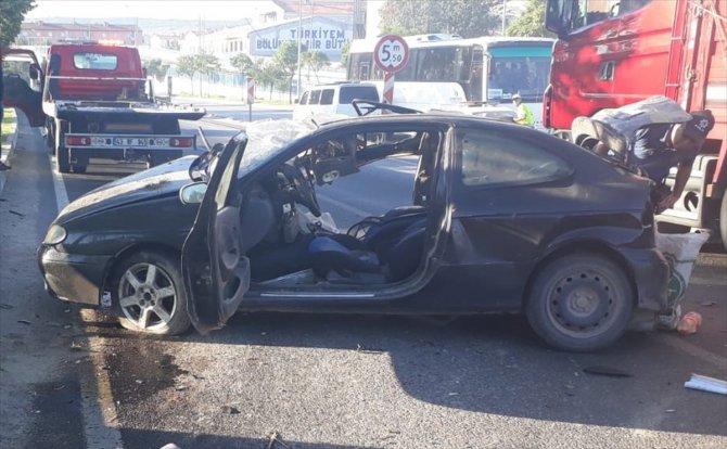 Kütahya'da otomobil direğe çarptı: 1 ölü, 2 yaralı
