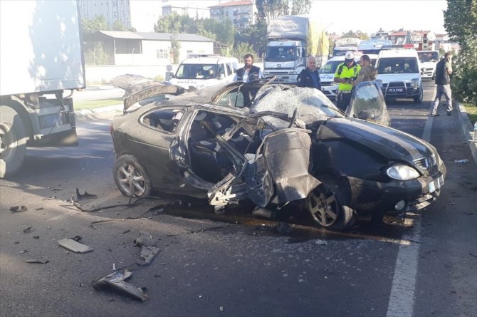 Kütahya'da otomobil direğe çarptı: 1 ölü, 2 yaralı