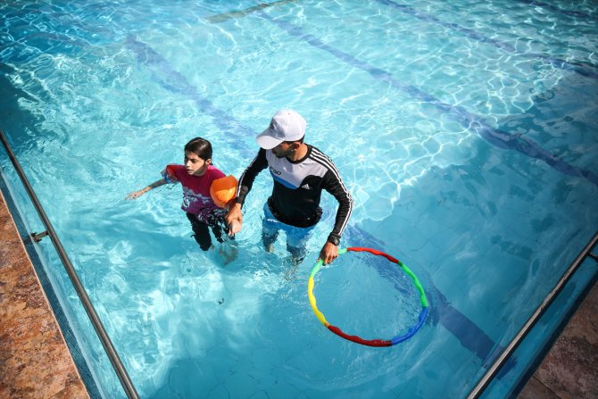 Gazze'de otizmli çocuklara yüzmeyle tedavi