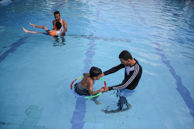 Gazze'de otizmli çocuklara yüzmeyle tedavi