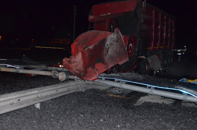 Konya'da yön levhasına çarpan tırın sürücüsü öldü