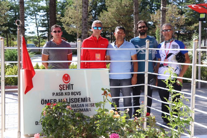 Yamaç paraşütçüleri şehit Ömer Haslidemir'in mezarını ziyaret etti