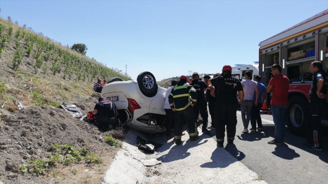 Manisa'da otomobil devrildi: 3'ü ağır, 5 yaralı