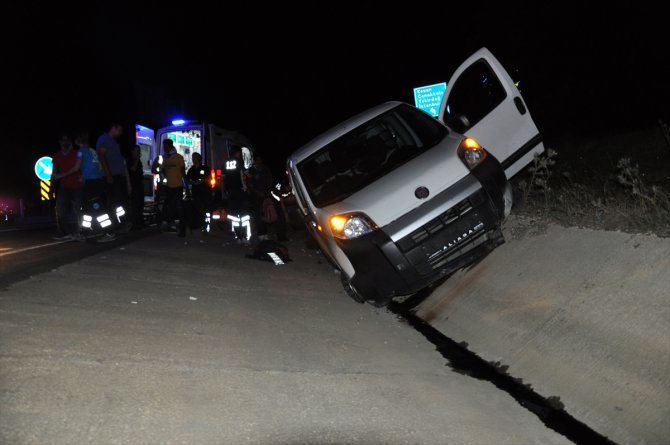 Edirne'de göçmenleri taşıyan araç kaza yaptı: 10 yaralı