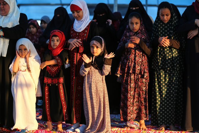 Gazzeliler bayram namazını doğu sınırında kıldı
