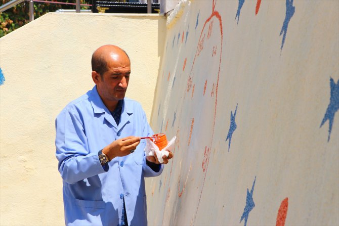 Okul müdürü duvarlara renk katıyor