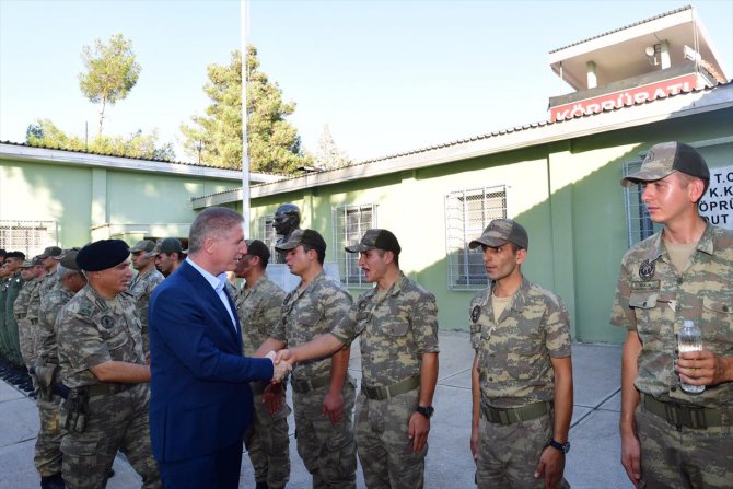 Vali Gül, sınır birliklerindeki Mehmetçikle bayramlaştı