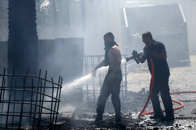 İzmir'de otluk alanda çıkan yangın konteyner fabrikasına sıçradı