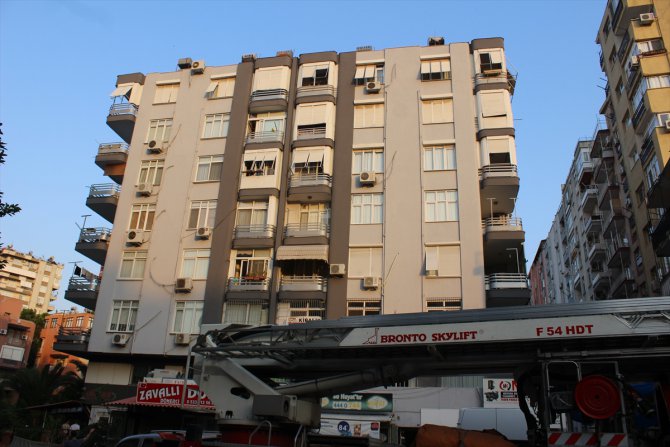 Adana'da balkondan terasa düşen çocuk ağır yaralandı