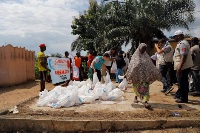 Cansuyu Derneği Togo'da kurban eti dağıttı