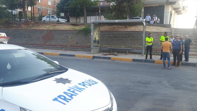 Gaziantep'te motosiklet minibüs durağına çarptı: 1 ölü, 1 ağır yaralı