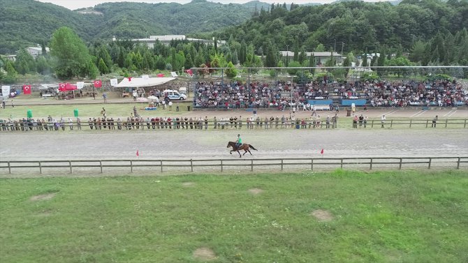 Deprem enkaz alanında artık at yarışları yapılıyor
