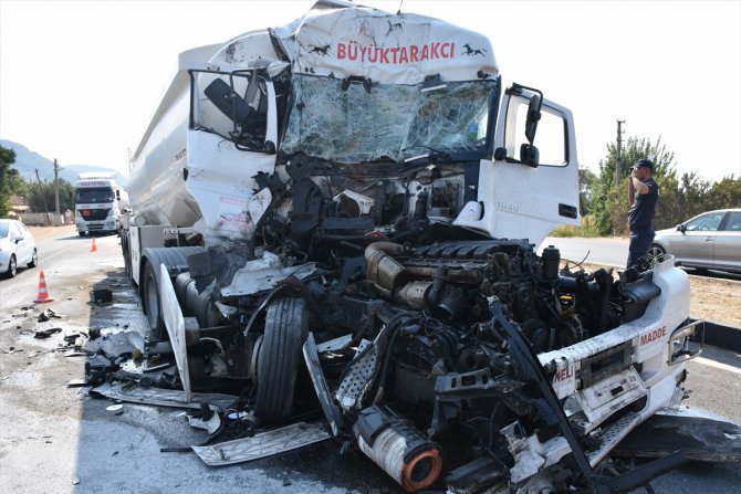 Manisa'da tır, kamyona arkadan çarptı: 1 yaralı
