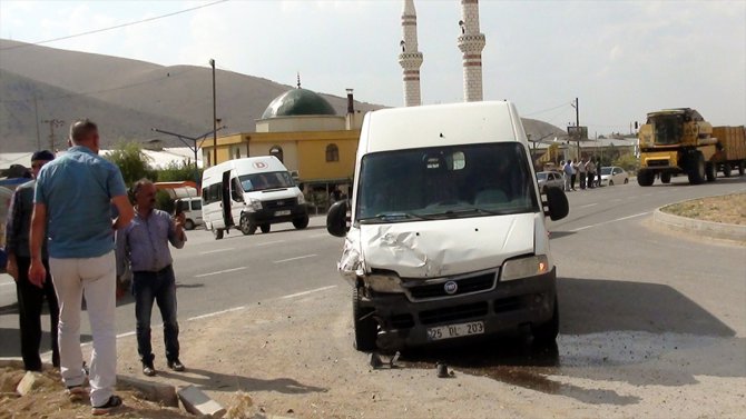 Bayburt'ta minibüs ile otomobil çarpıştı: 1 ölü, 2 yaralı