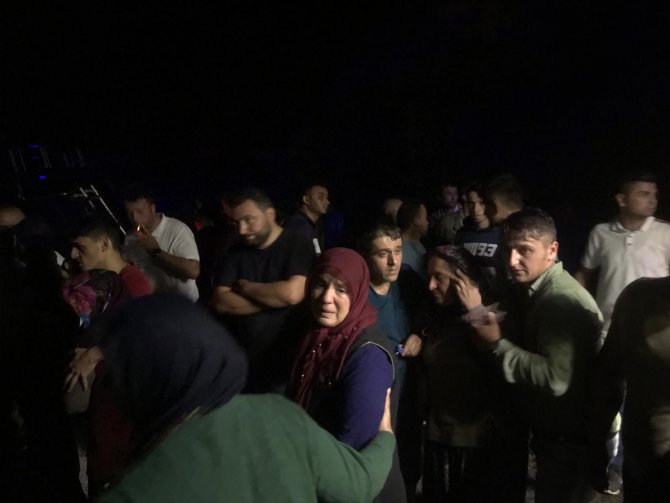 GÜNCELLEME - Bartın'da 5 kişinin bulunduğu araç baraja devrildi