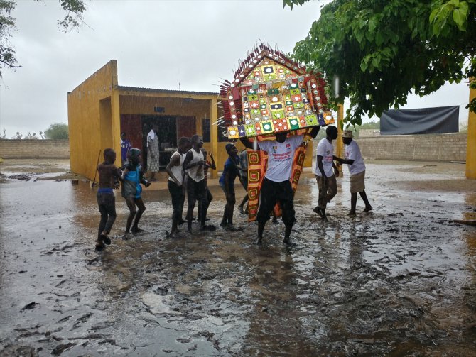 TİKA gönüllüleri Senegal'e "yağmurla" geldi