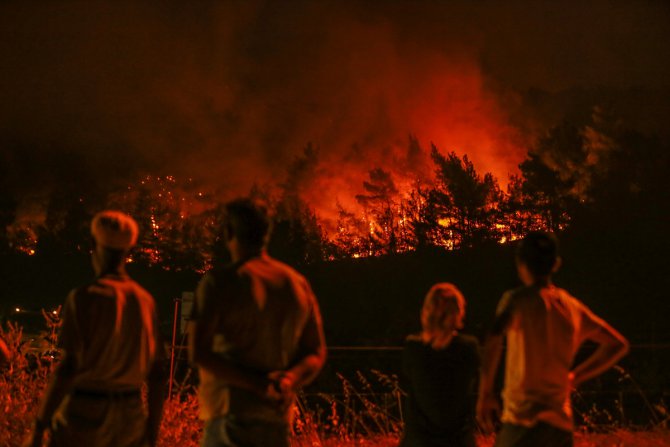 İzmir'deki orman yangını iki mahalleye yaklaştı