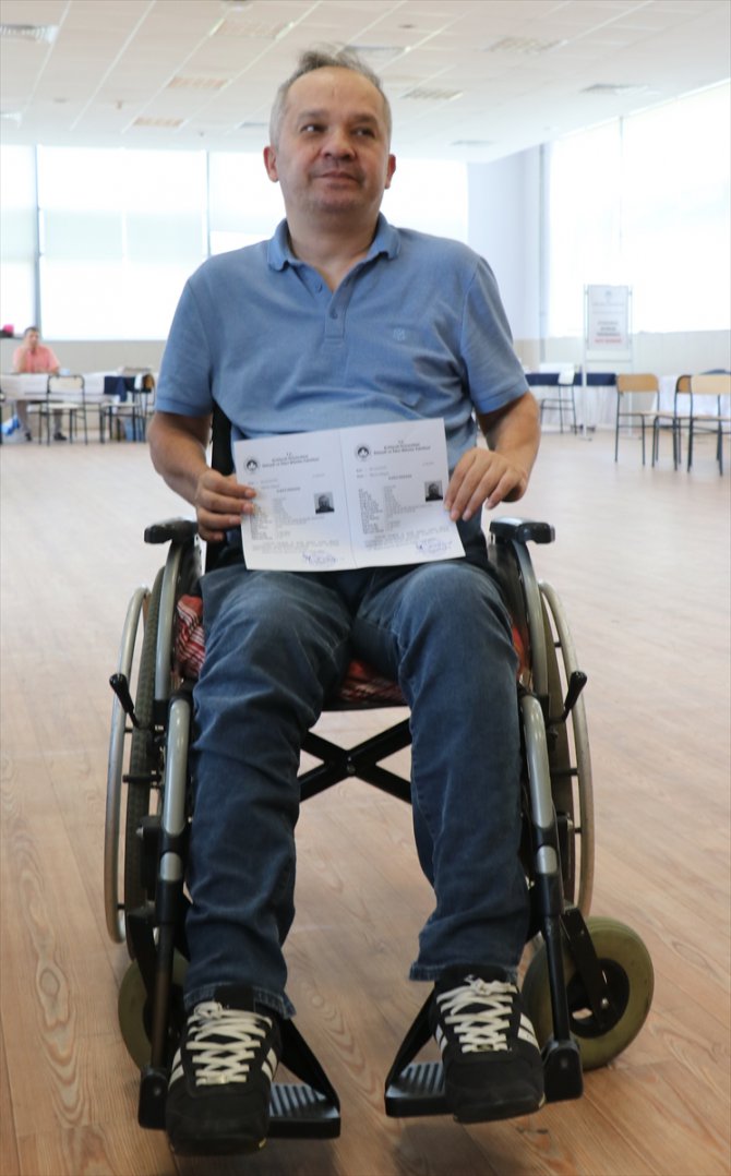 Tekerlekli sandalyesi ile engellilere örnek olacak