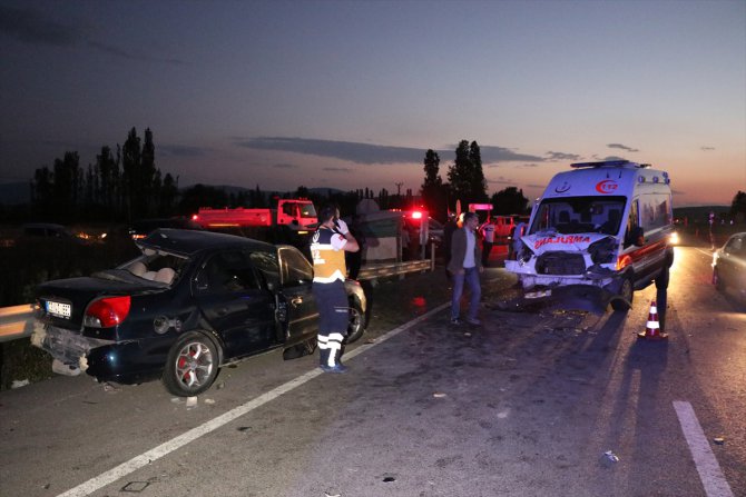 GÜNCELLEME - Kütahya'da zincirleme trafik kazası: 3 ölü, 4 yaralı