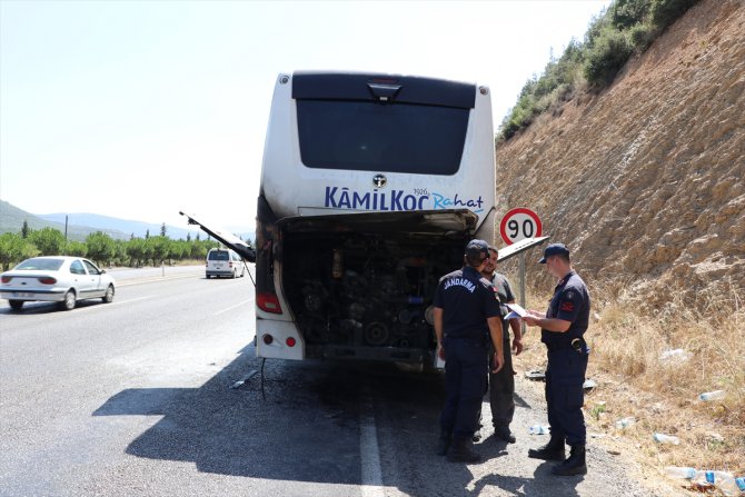 Denizli'de seyir halindeki yolcu otobüsünün motoru yandı