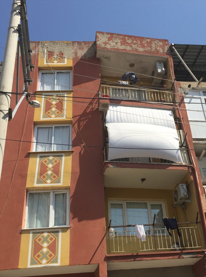 GÜNCELLEME - İzmir'de balkonda otururken başından vurulan kadın ağır yaralandı