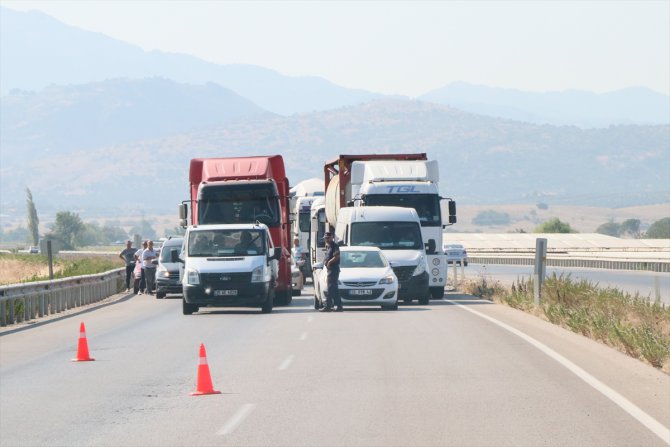 İzmir'de bariyerlere çarpan otomobil takla attı: 4 yaralı