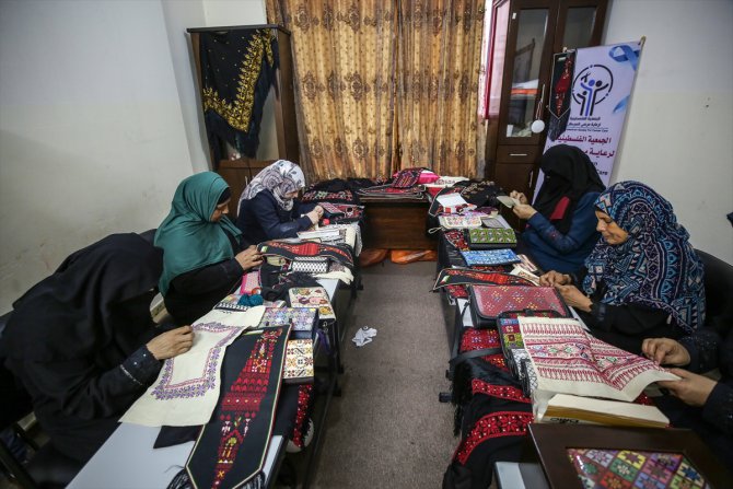 Gazzeli kadınlar nakış yaparak "kanseri" unutmaya çalışıyor