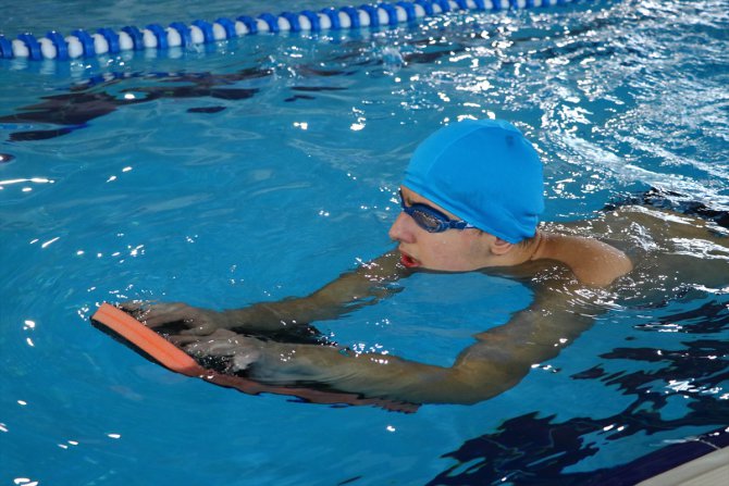 "Özel çocuklar" yüzerek engelleri aşıyor