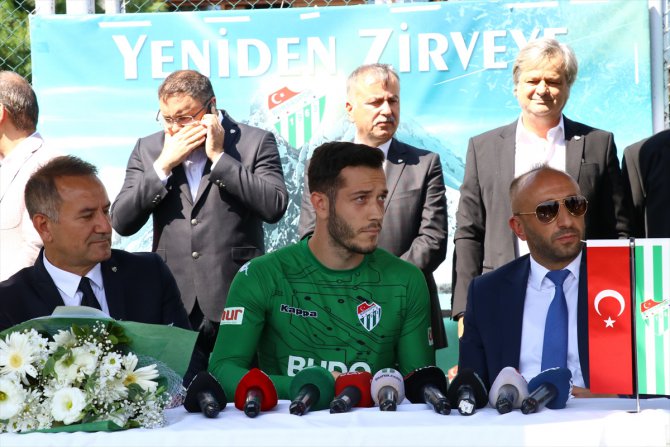 Bursaspor 8 futbolcuyla sözleşme imzaladı