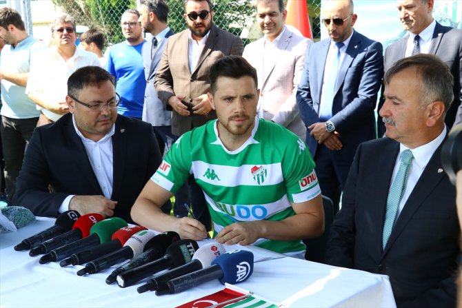 Bursaspor 8 futbolcuyla sözleşme imzaladı