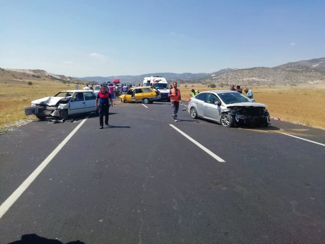 Burdur'da zincirleme trafik kazası: 1 ölü, 9 yaralı