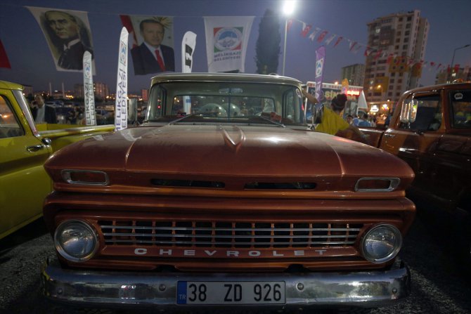 Klasik otomobil tutkunları Kayseri'de buluştu