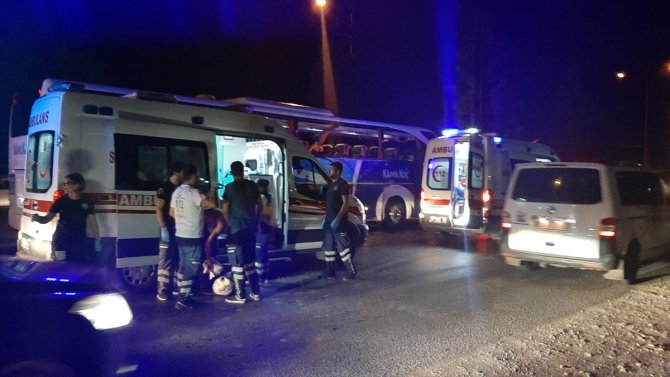 Antalya'da tur minibüsü ile otobüs çarpıştı: 13 yaralı