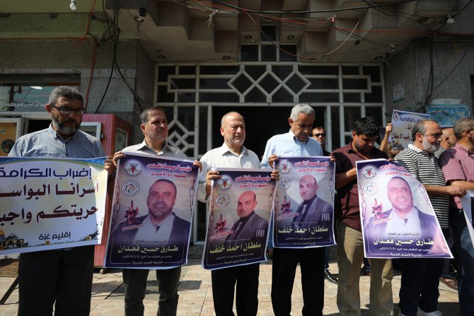Gazze'de, açlık grevindeki Filistinli tutuklulara destek gösterisi