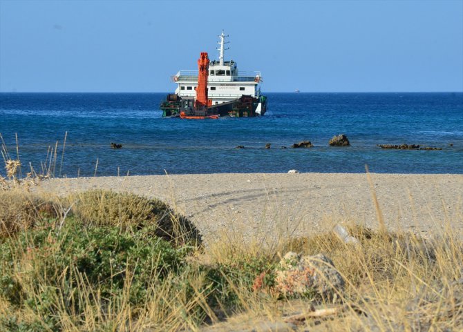 Bozcaada'da su alınca karaya oturtulan gemi