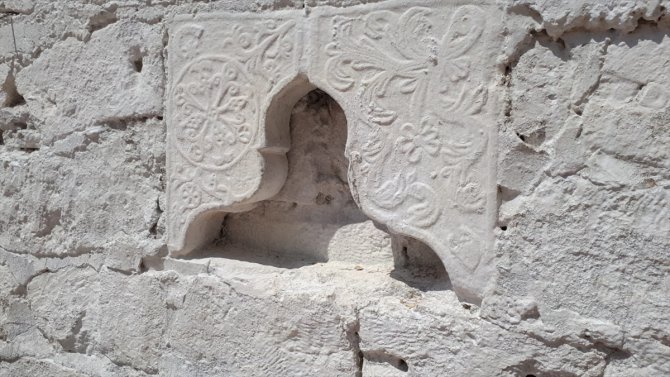 Antik kentten götürülen eserler duvar yapımında kullanılmış