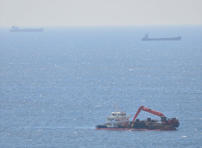 Bozcaada'da su alınca karaya oturtulan gemi yüzdürüldü
